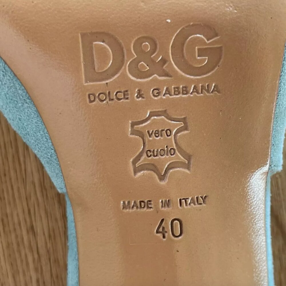 Very demure...very delicate!  Vintage Dolce & Gabbana suede and lace heels, 40 - Picture 9 of 10